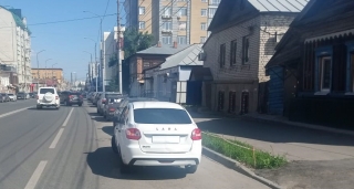 На Большой Горной "Гранта" задним ходом сбила женщину