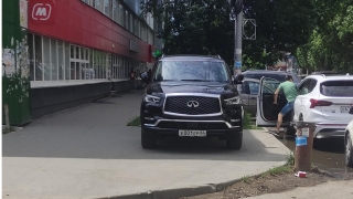 Водитель "Инфинити" заплатит тысячу рублей за парковку на тротуаре