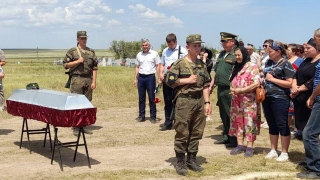 Вдове погибшего на СВО ершовца вручили его орден Мужества
