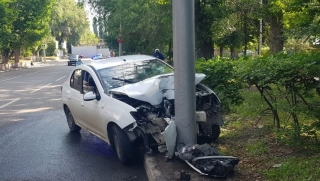 В Саратове "Логан" протаранил столб. Пенсионерка в больнице