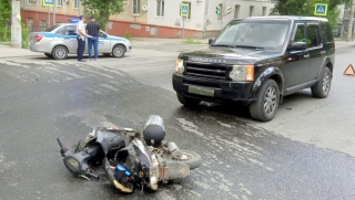 В Саратове Land Rover отправил в больницу водителя скутера