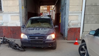 В центре Саратова не разъехались подросток на электровелосипеде и "Гетц"