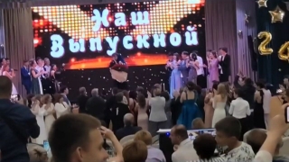 В саратовском лицее на выпускном вечере кричали "Горько!"