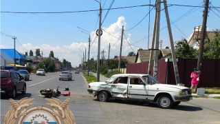 На перекрестке не разъехались "Волга" и мотоцикл