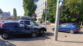 В тройном ДТП на Соколовой пострадала пассажирка внедорожника
