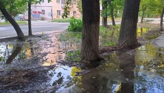 В Ленинском районе вторую неделю затапливает двор