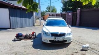 На дачах под Энгельсом встретились 11-летний питбайкер и "Шкода"