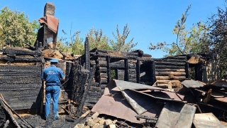 Пожарные нашли в горевшем доме тела пожилой хозяйки и ее взрослого внука