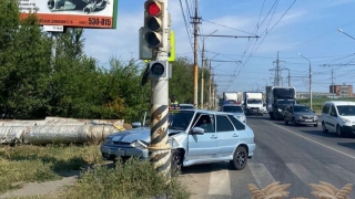 В Энгельсе девушка на "четырнадцатой" не разъехалась со столбом