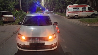 На Большой Садовой иномарка сдавала назад и сбила девушку