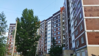 В Балакове погиб выпавший с седьмого этажа мужчина