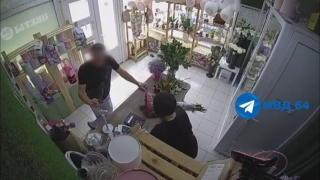 Судимый саратовец отправился с чужой картой за дорогим букетом и в аптеку