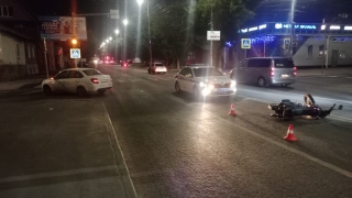 На Соколовой мотоциклист не разъехался с "Грантой" и оказался в больнице