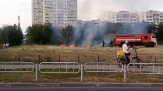 Рядом с жилыми домами в Солнечном-2 горит трава