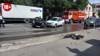 В центре Саратова столкнулись три авто. Погибли два человека