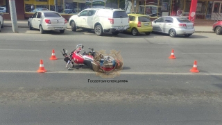 В центре Саратова мопед сбил пожилую женщину