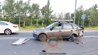 На Усть-Курдюмском шоссе "Гранта" сбила собственного водителя
