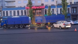 В массовой ночной аварии на Чернышевского пострадали молодые парни на "Гранте"