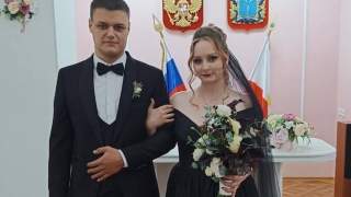 В саратовском ЗАГСе расписалась пара в черном