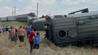 "Камаз" столкнулся с поездом под Волгоградом. Пострадали 100 человек, движение остановлено