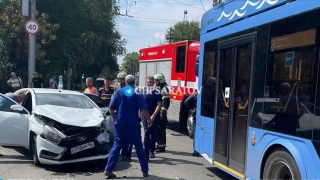 В центре Саратова столкнулись "Веста" и троллейбус. Есть пострадавший