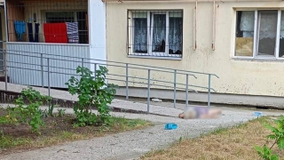 В Саратове при падении с десятиэтажки погибла женщина