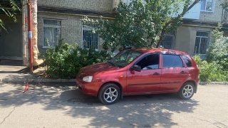 В Энгельсе "Калина" задним ходом сбила пожилую женщину