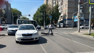 В центре Саратова "Шкода" сбила подростка на электросамокате