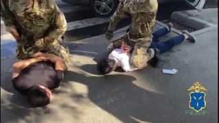 В центре Саратова трое парней на "семерке" напали на полицейского