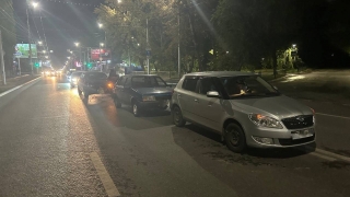 На проспекте 50 лет Октября образовался "паровозик" из трех авто