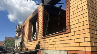 В Саратове чинили кровлю и сожгли частный дом