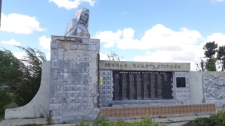 В саратовском селе разрушается мемориал "Родина-мать"
