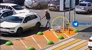 Саратовец нашел в тележке у ТЦ барсетку с долларами. И попал под уголовку