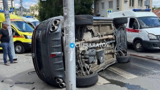 На перекрестке в центре Саратова встретились Range Rover и Changan