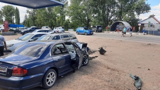 Под Энгельсом водитель "Сонаты" протаранил три припаркованных авто
