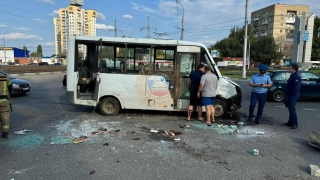 В Саратове столкнулись маршрутка и "Камри". Есть пострадавшие