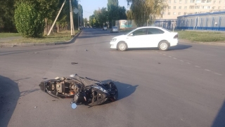 В Балакове женщина на иномарке столкнулась с мопедом