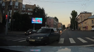 Через двойную сплошную на "красный". На Чапаева водители засняли лихача-автохама