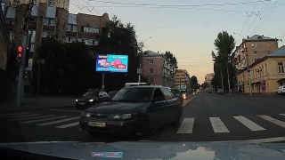 Через двойную сплошную на "красный". Автохаму-лихачу грозят штраф и лишение прав