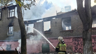 В Ленинском районе горит расселенная двухэтажка