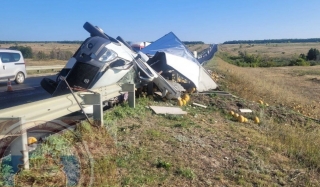 Под Саратовом грузовик с дынями налетел на ограждение. Водитель погиб