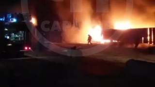 Ночью на частной автостоянке произошел крупный пожар