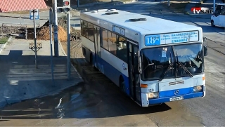 На "красный" и мимо остановки. Кто прекратит нарушения на автобусном маршруте в Саратове?