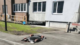 В Саратове при падении с десятого этажа погибла молодая женщина