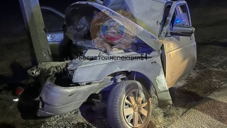 На трассе в Саратове "двенадцатая" врезалась в столб. Водитель погиб