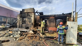 После тушения дома госпитализировали его пожилую хозяйку