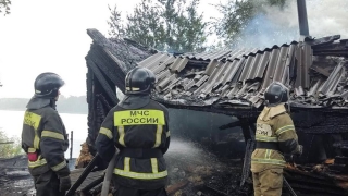 В СНТ сгорела сторожка. Пострадавшего госпитализировали с ожогами