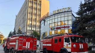 В Саратове тушили утренний пожар на складе "Светофора"