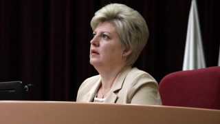 Рейтинг "пока еще мэра" Лады Мокроусовой падает, но некоторые верят в ее возвращение