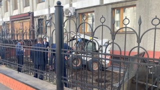 Перед зданием областной прокуратуры спилили все ели